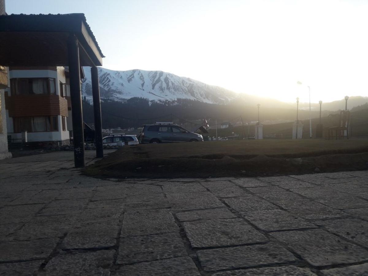 Hotel Gulmarg Inn Экстерьер фото